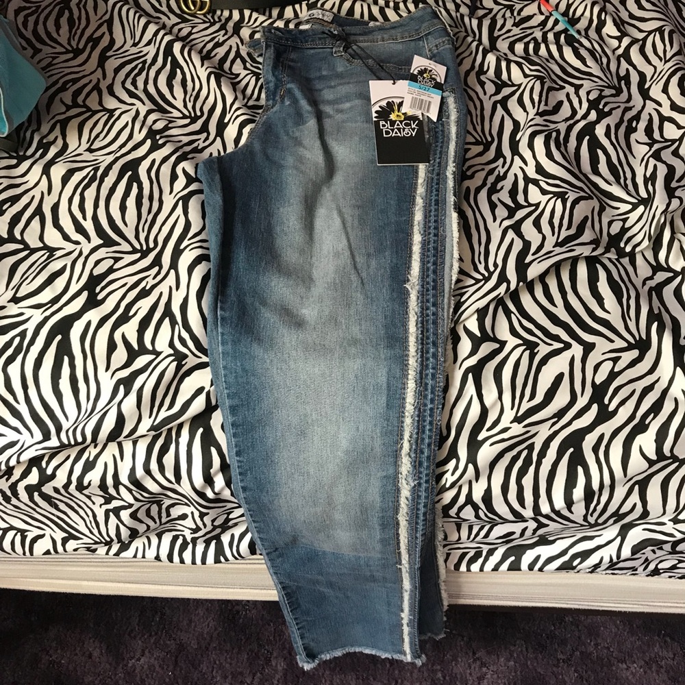 flower top with black daisy jeans
